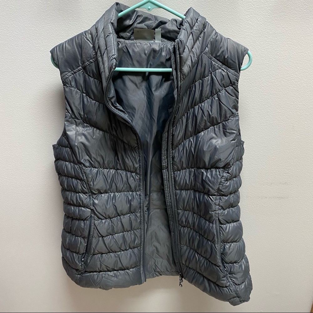 Athleta gray puffer vest